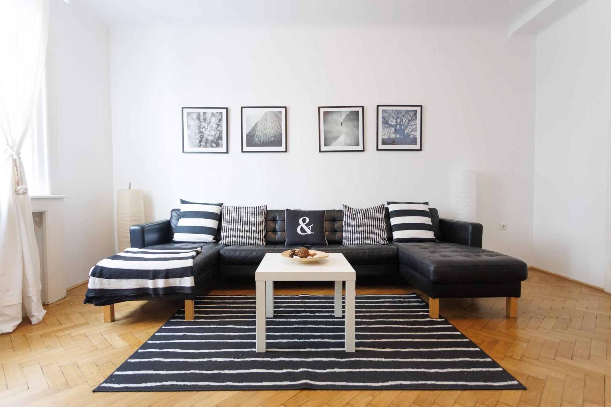 Apartment Operastreet Black & White